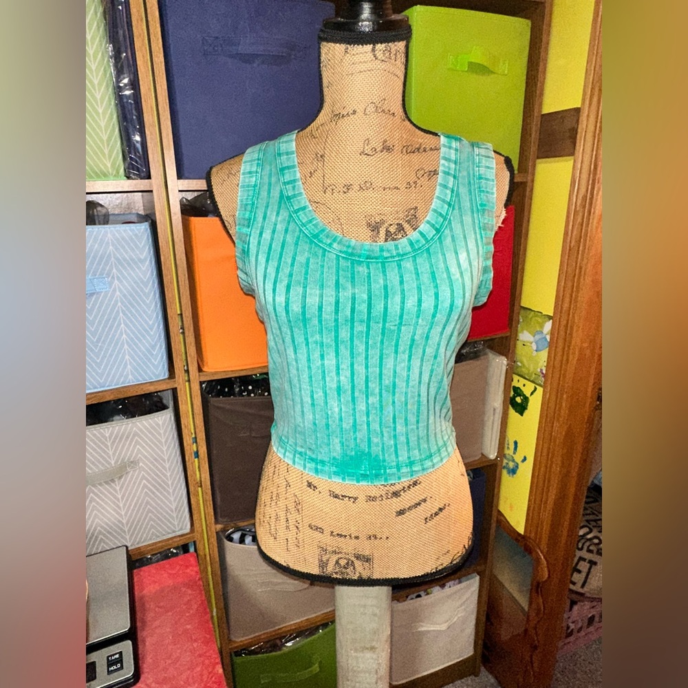 ZENANA💚🐢Green Ribbed Crop Top - Picture 3 of 10
